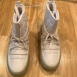 Women Stylishly Winter Boots Sz. 7.5